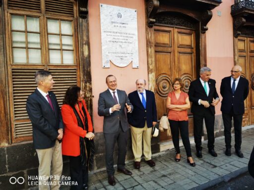 Placa para homenajear a Antonio de Béthencourt por su relevante papel en la historiografía de Canarias