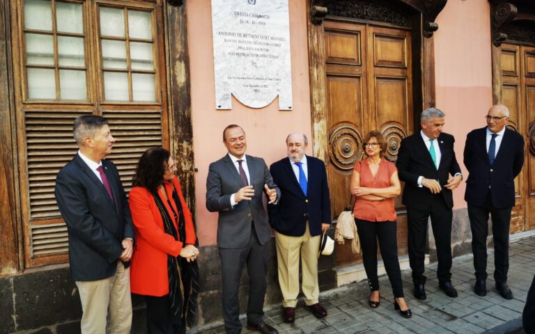 Placa para homenajear a Antonio de Béthencourt por su relevante papel en la historiografía de Canarias